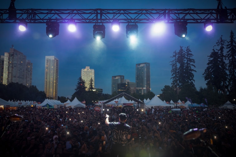 Crowd and Sharry Mann